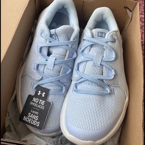 Girls size 13 under armour tennis shoes